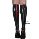 黒と赤のセクシーなショートラバーラテックスソックス、後ろにストライプ付き