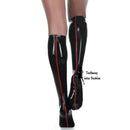 黒と赤のセクシーなショートラバーラテックスソックス、後ろにストライプ付き