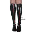 黒と赤のセクシーなショートラバーラテックスソックス、後ろにストライプ付き